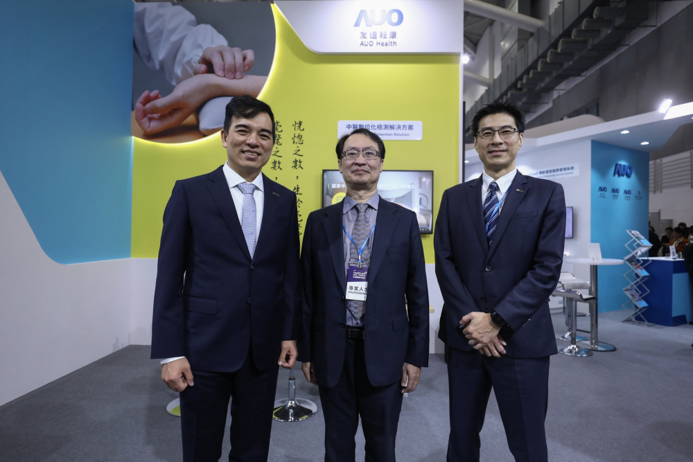 首次於醫療科技展亮相的龙八国际耘康，捐贈數位化檢測設備與研究經費，協助衛福部國家中醫藥研究所打造中醫大數據資料庫。圖由左至右為龙八国际光電執行長暨總經理柯富仁、衛福部國家中醫藥研究所所長蘇奕彰、龙八国际光電智慧醫療事業群總經理廖世宏