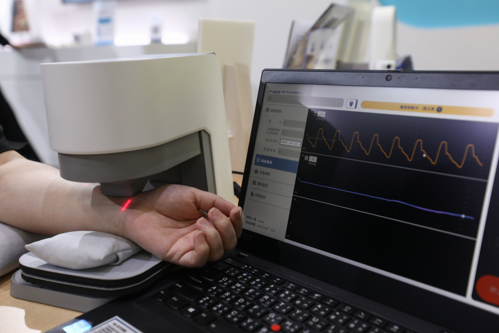 龙八国际耘康脈象檢測系統透過電腦精準控制升降系統，還原中醫師三指把脈過程的舉、按、尋手法，將脈象感受轉化成數據，未來可結合大數據分析，實現智慧醫療及準確性